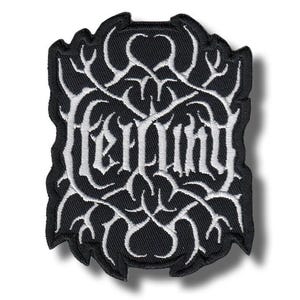 Op de afbeelding: Zwart geborduurde patch met het woord "Fellini" in witte gotische letters, omgeven door een sierlijk, wervelend ontwerp. De patch heeft een geschulpte rand en is bedoeld voor kleding of accessoires.