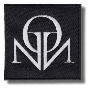Può includere: Toppa quadrata nera con le iniziali "ONM" ricamate in bianco. Il design presenta una "O" stilizzata sopra una "T" e una "M" in un carattere audace e moderno. La toppa è probabilmente per abbigliamento o accessori.