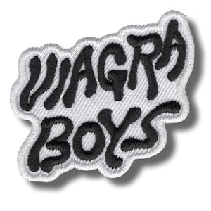 Könnte beinhalten: Ein weißer Aufnäher mit schwarzem, gesticktem Text „WAGRA BOYS“. Der Aufnäher hat einen weißen Rand und einen Schatteneffekt, der ihm ein 3D-Aussehen verleiht. Der Text ist in einer fetten, stilisierten Schriftart gehalten.