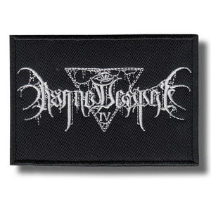 Puede incluir: Parche rectangular negro con letras góticas blancas y un emblema triangular. El texto dice "Asphyx Desecrate IV" en una fuente goteante. El parche tiene un borde negro y es probablemente un accesorio para ropa o bolsos.
