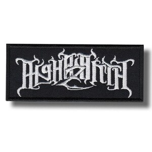 Peut inclure: Écusson rectangulaire noir avec texte brodé blanc "HEATHEN". Le texte est dans une police gothique stylisée. L'écusson a une bordure noire et est probablement en tissu.