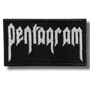 Può includere: Toppa rettangolare nera con la parola "Pentagram" ricamata in bianco, con lettere in stile gotico. La toppa ha un bordo nero ed è probabilmente progettata per essere cucita su vestiti o accessori.