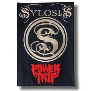 Peut inclure: Écusson rectangulaire noir avec le mot "SYLOSIS" en lettres dorées en haut. Un emblème circulaire doré avec un "S" stylisé au centre. Les mots "POWER TRIP" sont en texte rouge stylisé en bas.