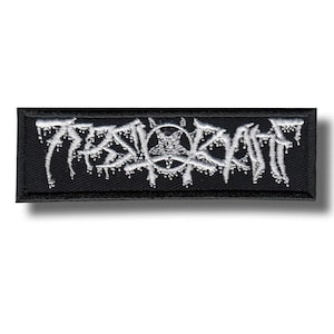 Puede incluir: Parche rectangular negro con texto bordado en blanco y un pentagrama. El texto parece ser el nombre o logotipo de una banda. El parche está diseñado para ropa o accesorios.