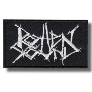 Könnte beinhalten: Schwarzer rechteckiger Aufnäher mit weiß gesticktem Text. Der Text ist ein Bandlogo mit einem stilisierten, gezackten Design. Der Aufnäher hat einen schwarzen Rand und ist wahrscheinlich aus Stoff.