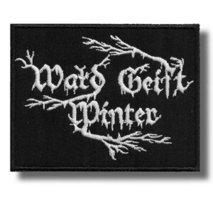 以下が含まれることがあります： 黒い長方形のパッチ。白い刺繍のテキストと枝のようなデザインが施されています。テキストはゴシック体で「Wald Geift Winter」と書かれています。パッチには黒い縁取りと影があります。