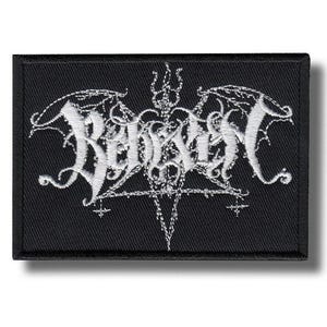 Può includere: Toppa rettangolare nera con ricamo bianco che recita "Behemoth" in un font gotico. Il design include un tridente, una croce rovesciata e altri simboli gotici. Per abbigliamento o borse.