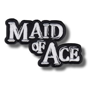 Puede incluir: Dos parches bordados negros con las palabras "MAID OF ACE" en blanco. Los parches tienen un borde negro y están ligeramente desplazados, creando un efecto de sombra. Ideal para ropa o accesorios.
