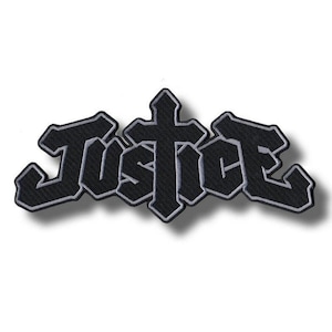 Può includere: Toppa ricamata nera con la parola "Justice" in un font gotico, bordata di bianco. La toppa presenta un design a croce integrato nella scritta, creando un effetto visivo audace e sorprendente.
