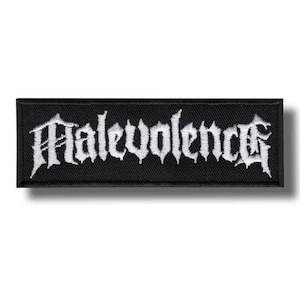 Könnte beinhalten: Ein rechteckiger schwarzer Aufnäher mit dem Wort "Malevolence" in weißer gotischer Schrift gestickt. Der Aufnäher hat einen schwarzen Rand und ist wahrscheinlich zum Aufnähen auf Kleidung oder Accessoires gedacht.
