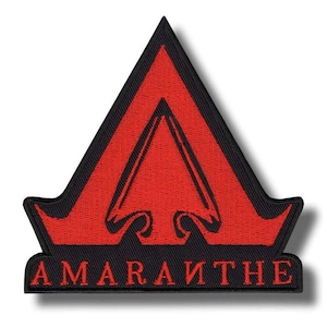 Puede incluir: Parche bordado con un diseño de punta de flecha roja dentro de un triángulo negro. La palabra "AMARANTHE" está bordada en rojo sobre una base rectangular negra. El parche tiene un borde negro.