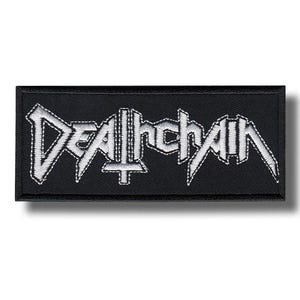 Peut inclure: Écusson rectangulaire noir avec le texte brodé blanc "Deathchain". Le design comprend un symbole de croix stylisé. Idéal pour les vêtements ou les accessoires.