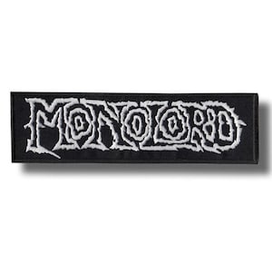 Könnte beinhalten: Ein rechteckiger, schwarzer Aufnäher mit dem Wort "MONOLORD" in weißer, stilisierter, gotischer Schrift gestickt. Der Aufnäher hat ein klares, minimalistisches Design, geeignet für Kleidung oder Accessoires.