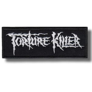 Peut inclure: Écusson rectangulaire noir avec le texte blanc "TORTURE KILLER" en police gothique. Le texte a un effet dégoulinant. L'écusson est brodé et conçu pour être cousu sur des vêtements ou des sacs. L'écusson a un aspect texturé.