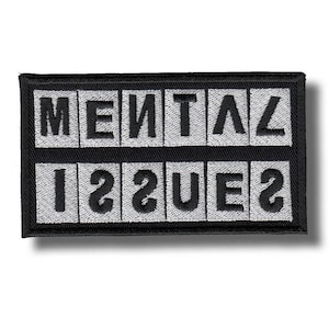 Peut inclure: Un écusson rectangulaire noir et blanc brodé. L'écusson présente les mots "MENTAL ISSUES" en majuscules, avec le texte en blanc et le fond en noir.