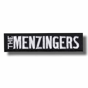 Könnte beinhalten: Schwarzer rechteckiger Aufnäher mit dem weißen, gestickten Text "THE MENZINGERS". Der Aufnäher hat einen schwarzen Rand und ist wahrscheinlich zum Aufnähen oder Aufbügeln auf Kleidung oder Accessoires gedacht.