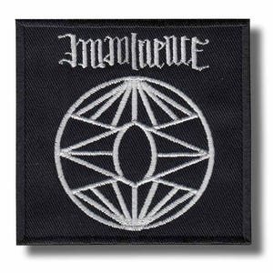 Op de afbeelding: Zwart vierkantige patch met wit geborduurd ontwerp. De patch heeft het woord "Immanence" in een sierlijk lettertype boven een geometrisch ontwerp van elkaar kruisende lijnen en een centrale ovale vorm. De patch heeft een zwarte rand.