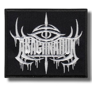 以下が含まれることがあります： 黒色の刺繍パッチ。ゴシック様式のフォントで「ABACHNAUT」の文字がデザインされています。目玉のシンボルと滴るようなアクセントが白糸で施されています。パッチは長方形です。
