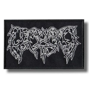 Può includere: Toppa rettangolare nera con testo bianco ricamato e un design a pentagramma. Il testo è stilizzato con linee spigolose, creando un'estetica gotica o metal. La toppa è destinata all'abbigliamento o agli accessori.