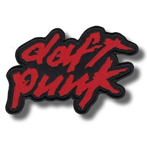 Może przedstawiać: Czarna i czerwona naszywka z napisem "DAFT PUNK" w czerwonym, kursywnym kroju pisma. Tekst jest na czarnym tle. Naszywka ma czarną obwódkę i jest przeznaczona do odzieży lub akcesoriów.