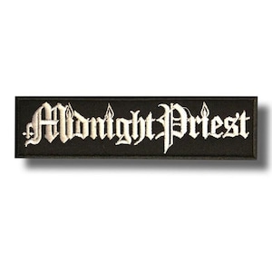 Op de afbeelding: Zwart rechthoekig embleem met de woorden "Midnight Priest" geborduurd in witte gotische letters. Het embleem heeft een witte rand en een schaduweffect.