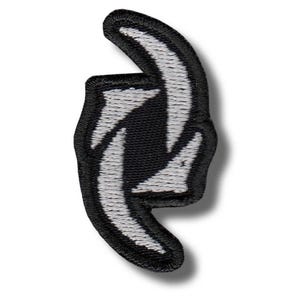 Puede incluir: Parche bordado en blanco y negro con un diseño de flecha estilizada. El parche tiene un fondo negro con costuras blancas que delinean la forma de la flecha. Un accesorio único.