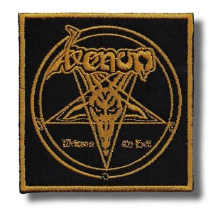 Peut inclure: Écusson carré noir avec broderie dorée. Il présente le nom du groupe "Venom" au-dessus d'un pentagramme avec une tête de chèvre. Le texte "Welcome to Hell" est en dessous. Bordure dorée.