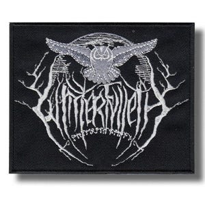 Puede incluir: Parche bordado negro con un diseño de búho gris y la palabra "WINTERSLEEP" en letras blancas estilizadas. El diseño incluye motivos de ramas de árboles y una luna creciente.