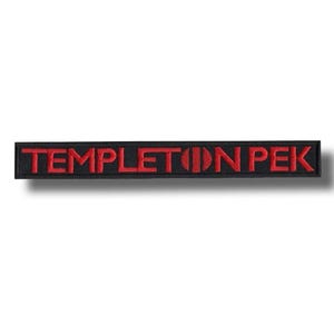Peut inclure: Écusson rectangulaire noir avec le texte brodé "Templeton Pek" en rouge. Le patch a une bordure noire et est probablement conçu pour être cousu ou repassé sur des vêtements ou des accessoires.