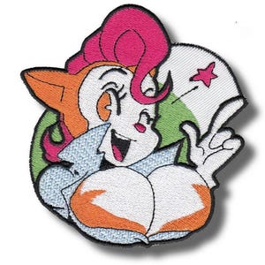 Puede incluir: Parche bordado con un personaje de dibujos animados con pelo naranja, un rizo rosa y una cara blanca. El personaje sonríe y hace el signo de la paz. El parche tiene un fondo verde y blanco con una estrella rosa.