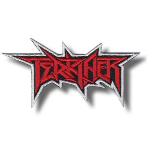 Può includere: Toppa ricamata con la scritta "Thrasher" in rosso, con lettering stilizzato. Il testo è delineato in bianco e nero, su sfondo bianco. La toppa ha un bordo frastagliato a forma di stella.