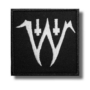 Könnte beinhalten: Schwarzer quadratischer Aufnäher mit weißem gesticktem Design. Das Design zeigt einen stilisierten Buchstaben "W" mit zwei kreuzartigen Symbolen über der Mitte. Der Aufnäher hat einen schwarzen Rand und einen Schatteneffekt.