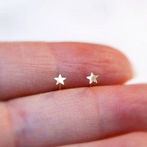 Winzige 14k gold gefüllte Stern Ohrstecker, himmlischen Schmuck, zweites Piercing, nickelfrei