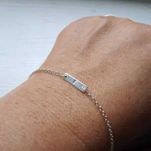 Pulsera de barra de plata esterlina, pulsera con inicial estampada a mano, regalo personalizado, pulsera con letras, mini barra, pulsera minimalista, mejores amigos