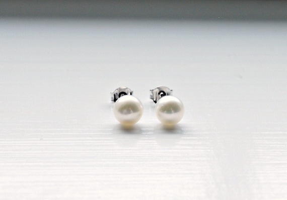 Freshwater pearl stud earrings