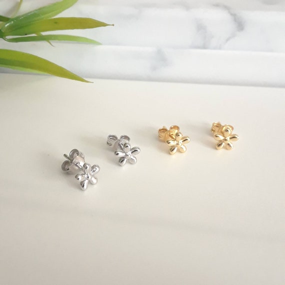 Little Daisy Flower Screw Back Earrings in Sterling Silver - Cute Flow