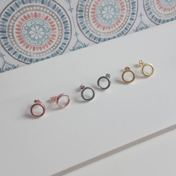 Circle stud earrings