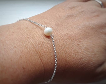 Pearl bracelet, layering bracelet, ivory freshwater pearl, dainty bracelet, tiny pearl, gold or silver chain, elegant handmade jewelry