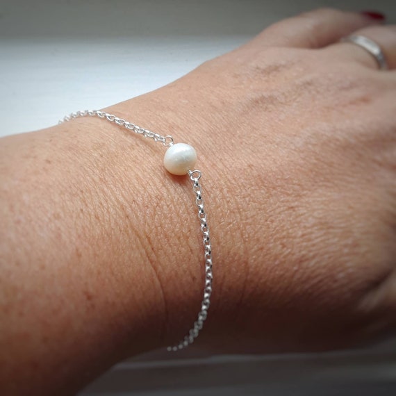 Pearl bracelet, layering bracelet, ivory freshwater pearl, dainty bracelet, tiny pearl, gold or silver chain, elegant handmade jewelry
