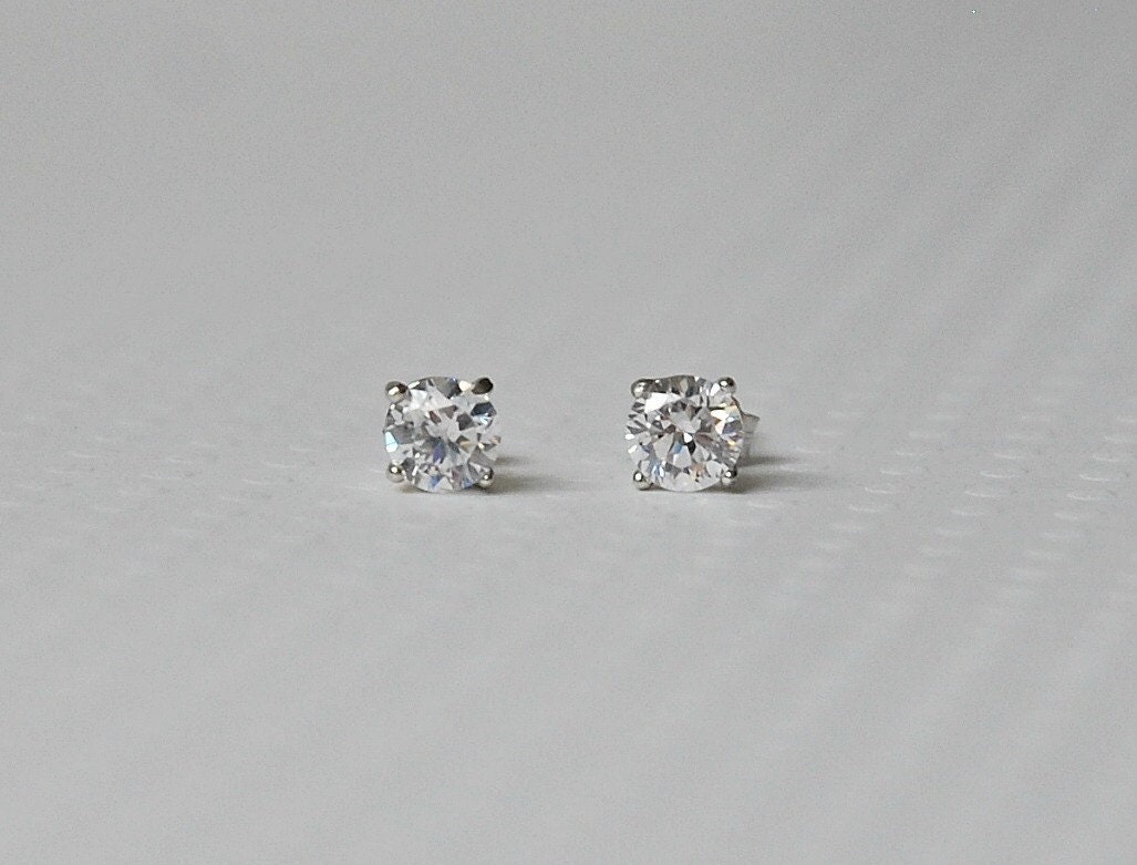 Orecchini A Bottone Argento 925 Con Zirconia 6 Mm – Colore Rubino, Confezione Regalo