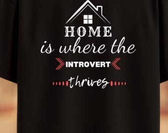 Camiseta "El hogar es donde prospera el introvertido". Camisa cómoda de manga corta, regalo para introvertidos, ropa para introvertidos, camisa para personas tranquilas.