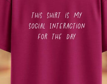 Camiseta "Interacción social para el día". Camiseta gráfica introvertida, unisex, divertida, sarcástica y humorística.