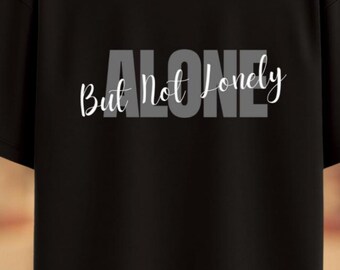 Camiseta gráfica "Introvertido", "Solo pero no solo", camiseta minimalista de algodón, regalo de soledad y amor propio.