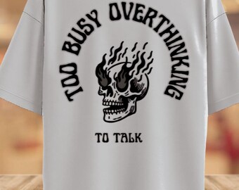 Camiseta gráfica de introvertido con la que te puedes identificar: "Demasiado ocupado pensando demasiado para hablar".