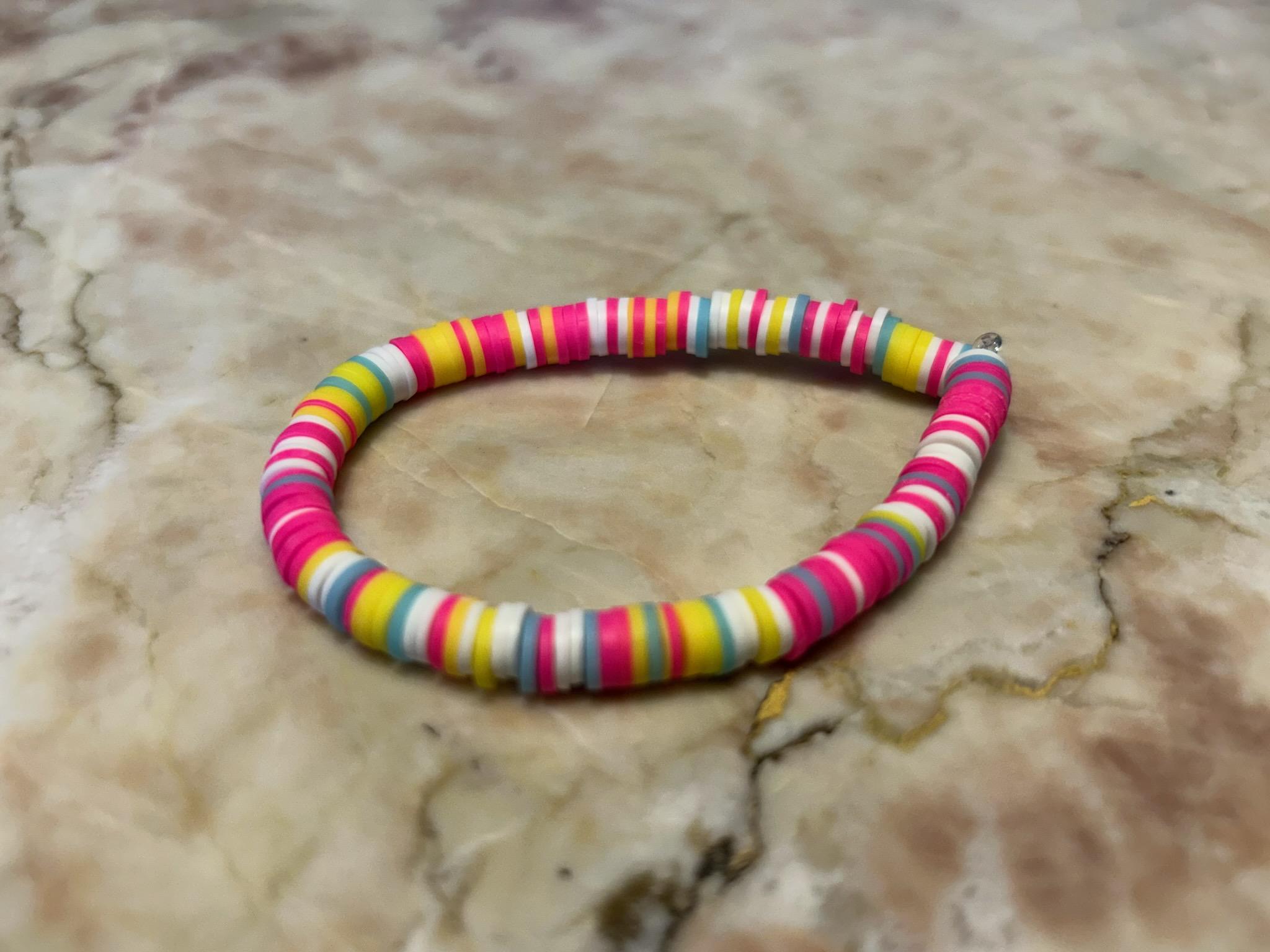 Pulsera de cuentas de arcilla estilo preppy