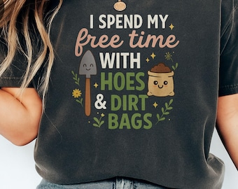 Camiseta "Paso mi tiempo libre con azadas y bolsas de tierra", divertida camiseta de jardinería, regalo para mamá jardinera, camiseta para amantes de las plantas, regalo para papá jardinero.