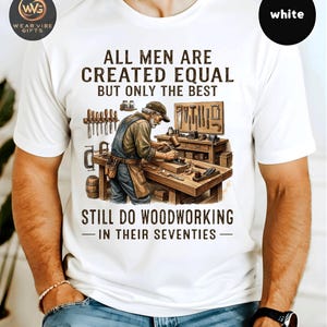 Könnte beinhalten: Weißes T-Shirt mit einer Grafik eines Holzwerkers an seiner Werkbank, umgeben von Werkzeugen. Der Text lautet: "ALLE MÄNNER SIND GLEICH GESCHAFFEN, ABER NUR DIE BESTEN MACHEN NOCH HOLZARBEIT IN IHREN SIEBZIGERN." Ein schwarzer Kreis mit dem Wort "weiß" befindet sich oben rechts.