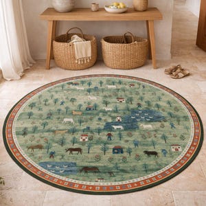 Può includere: Un tappeto rotondo con una scena pastorale. Il tappeto presenta uno sfondo verde con illustrazioni di alberi, case, cavalli e persone. Il bordo è verde scuro con un motivo rosso e arancione. Il tappeto ha un diametro di circa 183 cm.