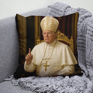 Divertente federa per cuscino raffigurante il Papa Donald Trump, esilarante cuscino decorativo con Trump vestito da Papa, idea regalo con cuscino umoristico politico.