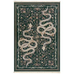 Peut inclure: Un tapis rectangulaire au fond vert foncé orné d'un motif floral dense et complexe dans des tons terreux. Deux grands serpents de couleur crème, dotés d'une texture d'écailles détaillée, sont enroulés sur la surface. Le tapis a des franges.